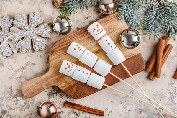 Board Snowmen Made Soft Marshmallows Grunge Background — Stock Photo, Image