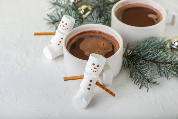 Schneemänner Aus Weichen Marshmallows Und Tassen Mit Heißer Schokolade Auf — Stockfoto