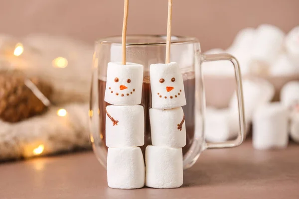 Snowmen Made Soft Marshmallows Cup Hot Chocolate Color Background — Stock Photo, Image