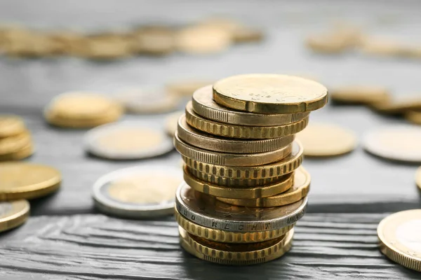 Monedas Doradas Sobre Fondo Gris Madera — Foto de Stock