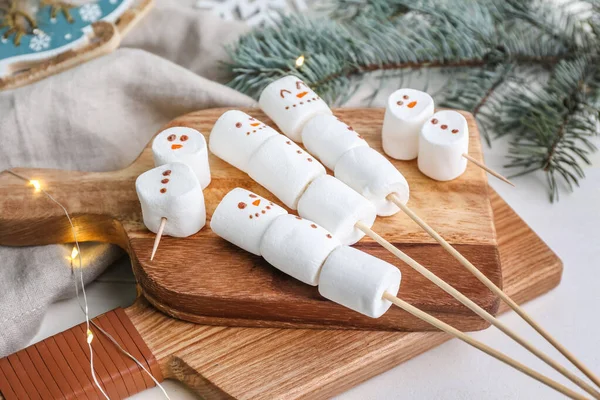 Schneemänner Aus Weichen Marshmallows Auf Dem Tisch — Stockfoto