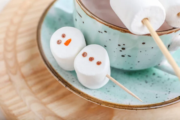 Schneemänner Aus Weichen Marshmallows Und Einer Tasse Heißer Schokolade Auf — Stockfoto