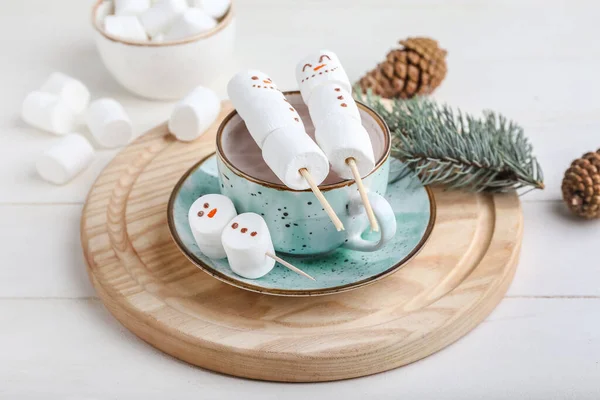 Schneemänner Aus Weichen Marshmallows Und Tasse Heißer Schokolade Auf Dem — Stockfoto