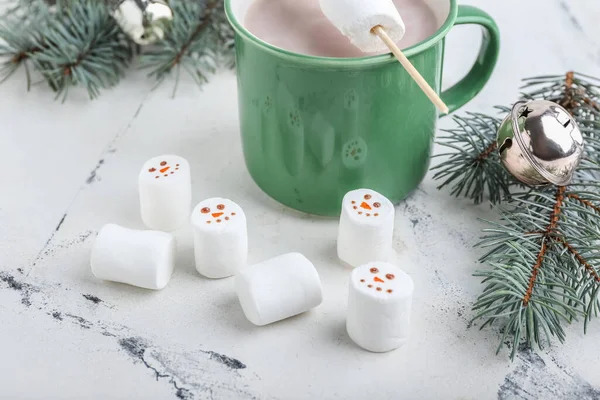 Sneeuwpoppen Gemaakt Van Zachte Marshmallows Kopje Warme Chocolademelk Witte Achtergrond — Stockfoto