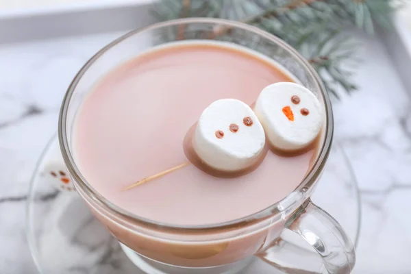 Sneeuwman Gemaakt Van Zachte Marshmallows Kopje Warme Chocolademelk Dienblad Close — Stockfoto