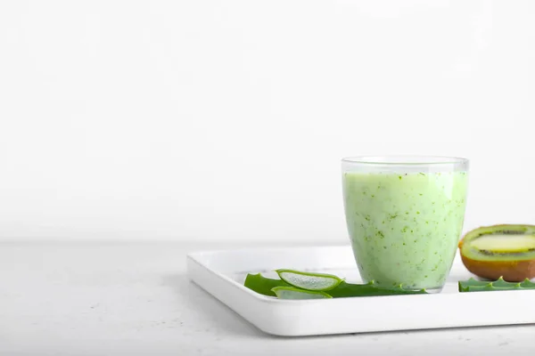 Bandeja Con Vaso Jugo Aloe Saludable Sobre Fondo Blanco — Foto de Stock