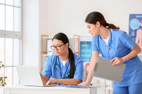 Female Asian Doctors Working Clinic — Stock Photo, Image