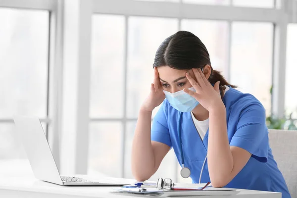 Estresado Médico Asiático Con Máscara Médica Mientras Está Sentado Mesa — Foto de Stock