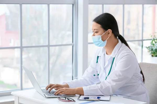 Female Asian Doctor Using Laptop While Working Clinic — Stock Photo, Image