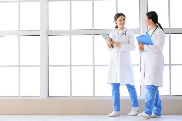 Mujeres Asiáticas Doctores Sala Clínica —  Fotos de Stock