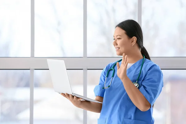 Médico Asiático Feminino Com Laptop Clínica — Fotografia de Stock