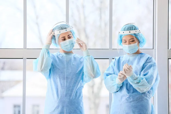 Mujer Cirujanos Asiáticos Cerca Ventana Clínica — Foto de Stock