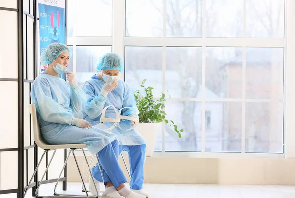 Chirurgiennes Asiatiques Dans Hall Clinique — Photo