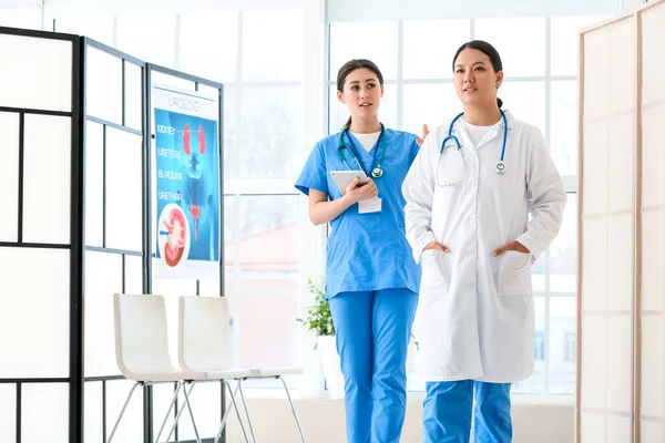 Female Asian Doctors Hall Clinic — Stock Photo, Image