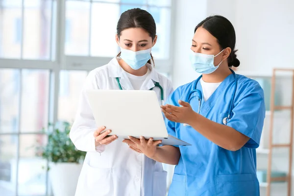 Portrait Female Asian Doctors Laptop Clinic — Stock Photo, Image