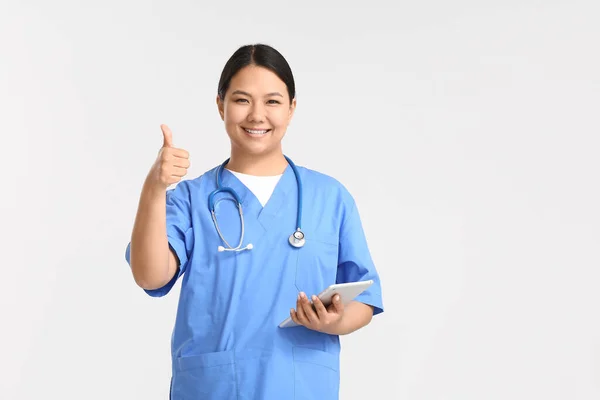 Retrato Mulher Médica Asiática Com Tablet Mostrando Polegar Para Cima — Fotografia de Stock