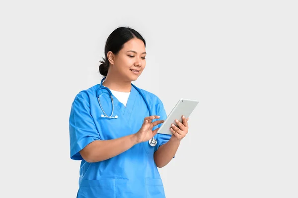 Retrato Médico Asiático Feminino Com Tablet Sobre Fundo Claro — Fotografia de Stock