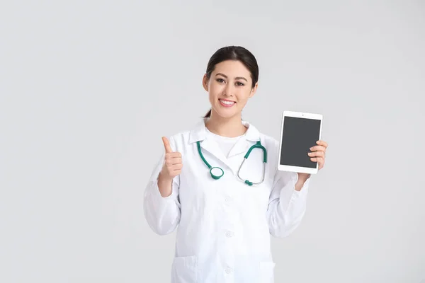 Retrato Mulher Médica Asiática Com Tablet Mostrando Polegar Para Cima — Fotografia de Stock