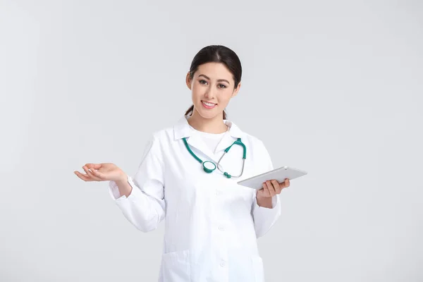 Portrait Female Asian Doctor Tablet Light Background — Stock Photo, Image