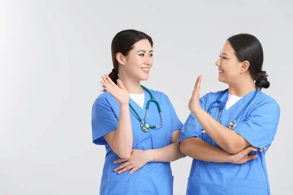 Retrato Mujeres Médicas Asiáticas Dándose Unos Otros Choca Cinco Sobre — Foto de Stock
