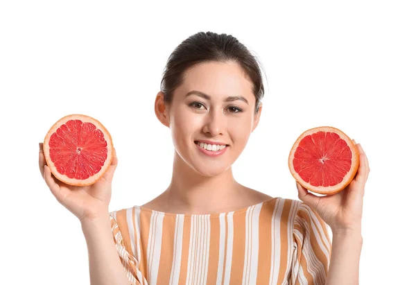 Mulher Asiática Nova Bonita Com Grapefruit Fundo Branco — Fotografia de Stock
