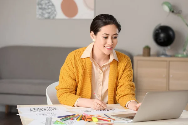 Young Female Calligraphist Working Office — Stock Photo, Image