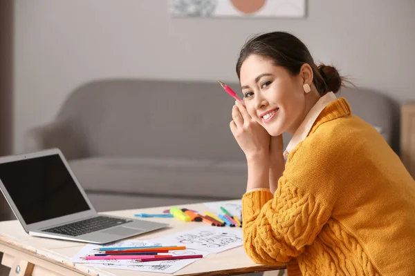 Young Female Calligraphist Working Office — Stock Photo, Image