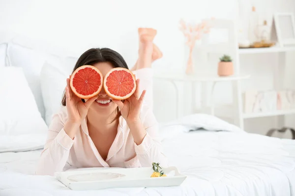 Manhã Mulher Asiática Engraçada Comendo Toranja Quarto — Fotografia de Stock