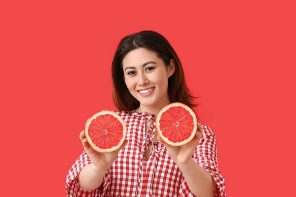 Mulher Asiática Nova Bonita Com Toranja Fundo Cor — Fotografia de Stock