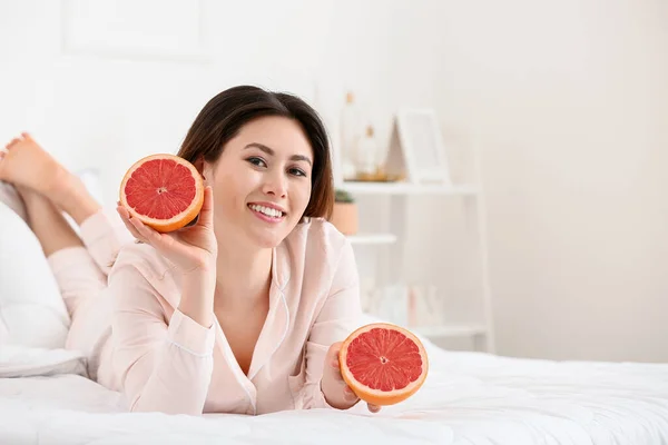 Morgen Der Jungen Asiatin Die Grapefruit Schlafzimmer Isst — Stockfoto