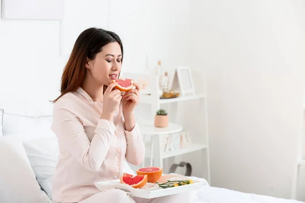 Morning Young Asian Woman Eating Grapefruit Bedroom — Stock Photo, Image