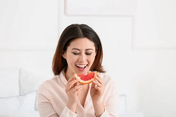 Morning Young Asian Woman Eating Grapefruit Bedroom — Stock Photo, Image