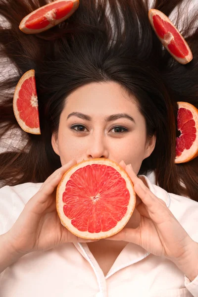 Manhã Jovem Mulher Asiática Com Toranja Deitada Cama Vista Superior — Fotografia de Stock