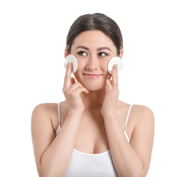 Mooie Jonge Aziatische Vrouw Met Katoen Pads Witte Achtergrond — Stockfoto