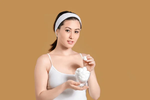Vacker Ung Asiatisk Kvinna Med Bomull Ull Färg Bakgrund — Stockfoto