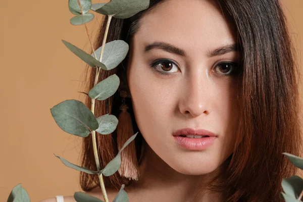 Mooie Jonge Aziatische Vrouw Met Eucalyptus Tak Kleur Achtergrond — Stockfoto
