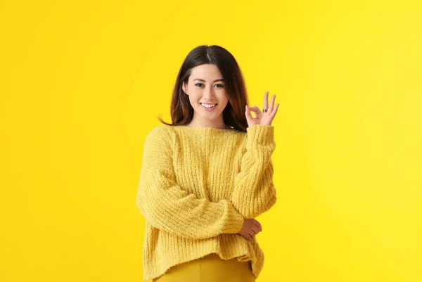 Beautiful Young Asian Woman Showing Yellow Background — Stock Photo, Image