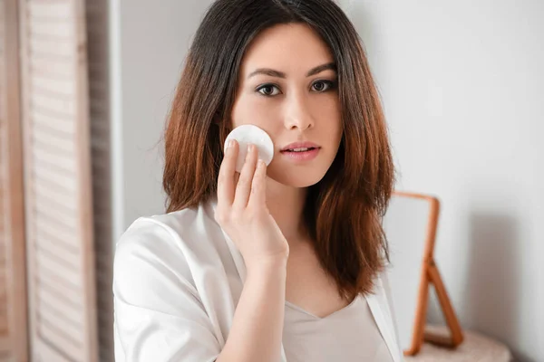 Hermosa Joven Mujer Asiática Quitando Maquillaje Casa — Foto de Stock
