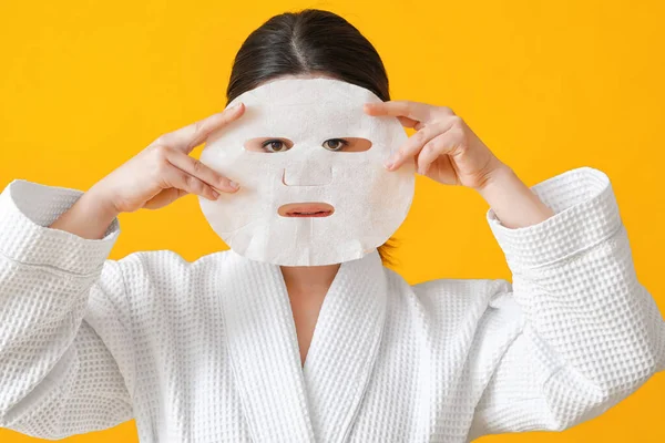 Bella Giovane Donna Asiatica Con Foglio Maschera Facciale Sfondo Colore — Foto Stock