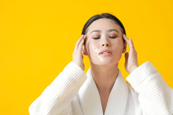 Vacker Ung Asiatisk Kvinna Med Ark Ansiktsmask Färg Bakgrund — Stockfoto