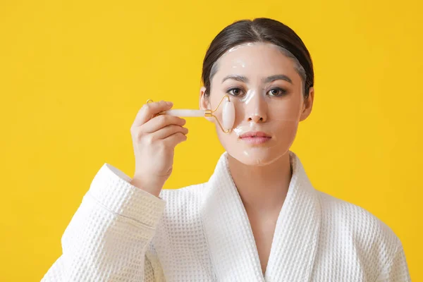 Belle Jeune Femme Asiatique Avec Feuille Masque Facial Outil Massage — Photo