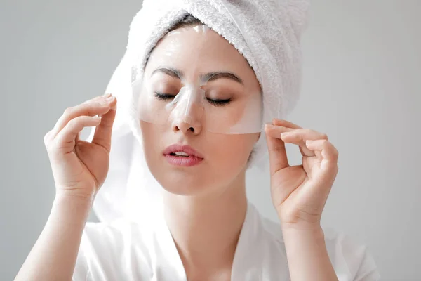 Vacker Ung Asiatisk Kvinna Med Ark Ansiktsmask Grå Bakgrund — Stockfoto