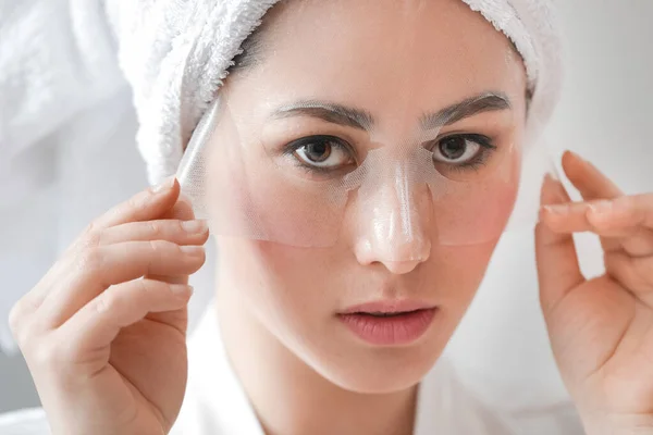 Mooie Jonge Aziatische Vrouw Met Blad Gezichtsmasker Grijze Achtergrond — Stockfoto