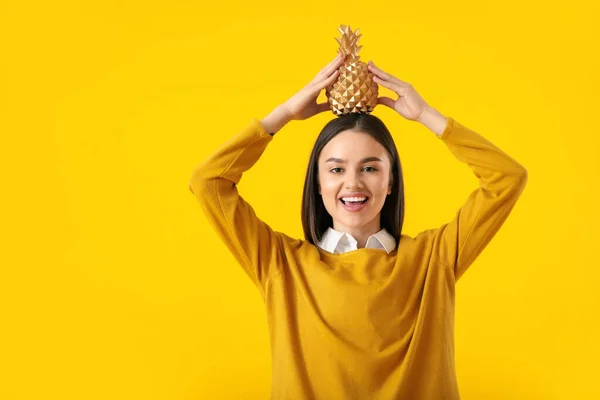Schöne Junge Frau Mit Dekorativer Ananas Auf Gelbem Hintergrund — Stockfoto
