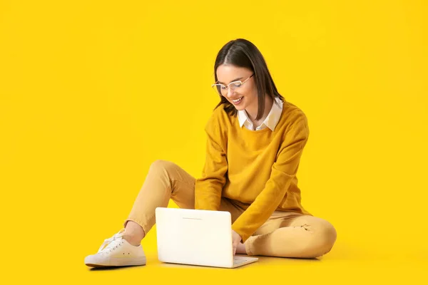 Hermosa Mujer Joven Con Portátil Sobre Fondo Amarillo — Foto de Stock