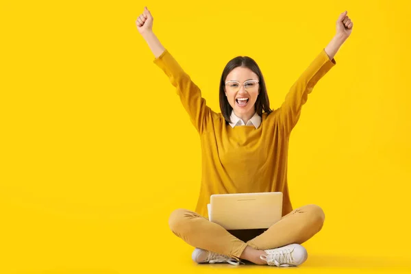 Glückliche Junge Frau Mit Laptop Auf Gelbem Hintergrund — Stockfoto