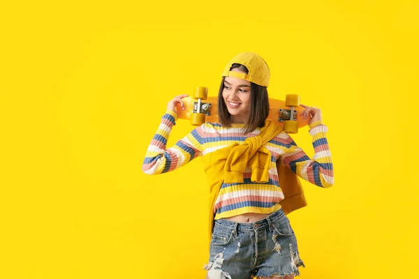 Mooie Vrouwelijke Tiener Met Skateboard Gele Achtergrond — Stockfoto