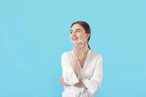 Hermosa Mujer Joven Con Almohadilla Algodón Sobre Fondo Color — Foto de Stock