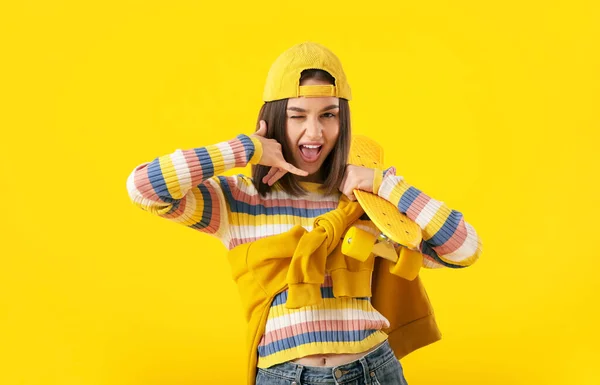 Mooie Vrouwelijke Tiener Met Skateboard Gele Achtergrond — Stockfoto