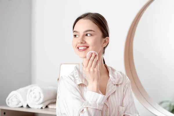 Hermosa Joven Mujer Quitando Maquillaje Casa — Foto de Stock